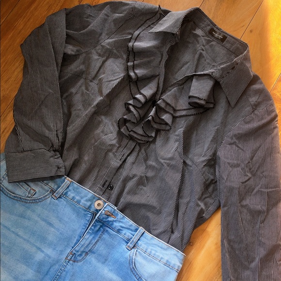 🖤Special Button Down Shirt Ruffles Details💋 - Picture 6 of 8